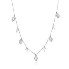 לפני — שרשרת על רקע לבן