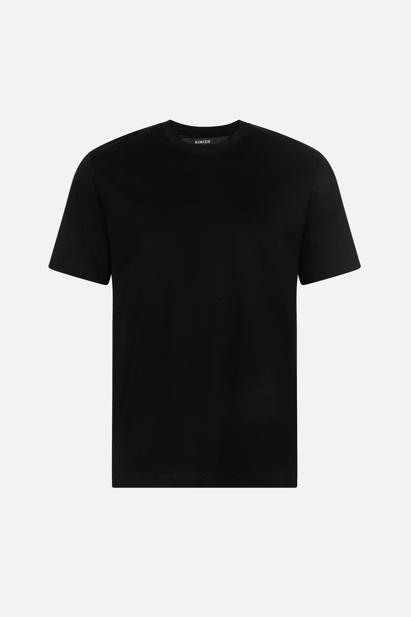 לפני — חולצה שחורה על רקע לבן