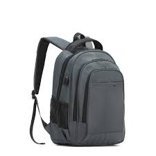 לפני — תיק גב על רקע לבן